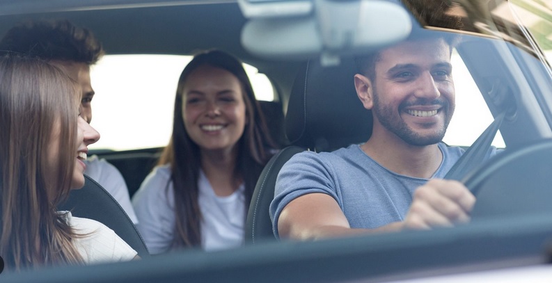 Conduire la voiture de quelqu'un d'autre : l'assurance vous couvre-t-elle ou pas ?